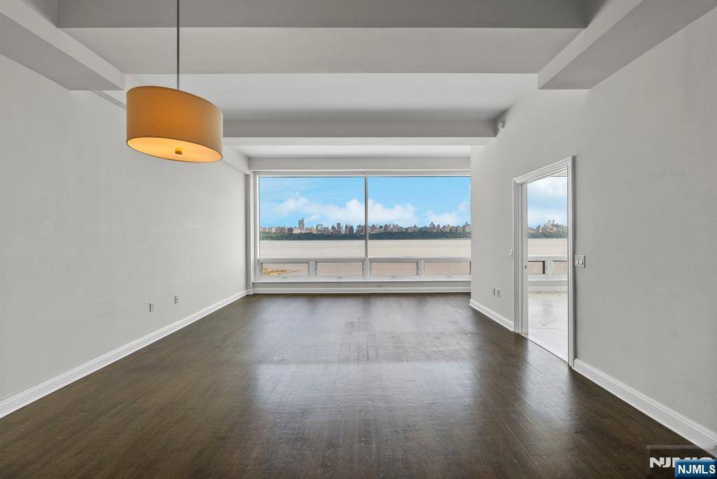 Edgewater, NJ 07020,9 Somerset LN #307