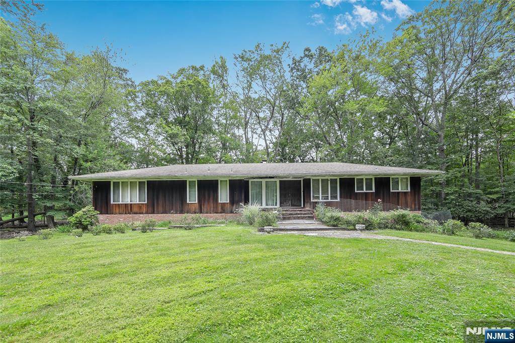 Upper Saddle River, NJ 07458,25 Stevenson LN