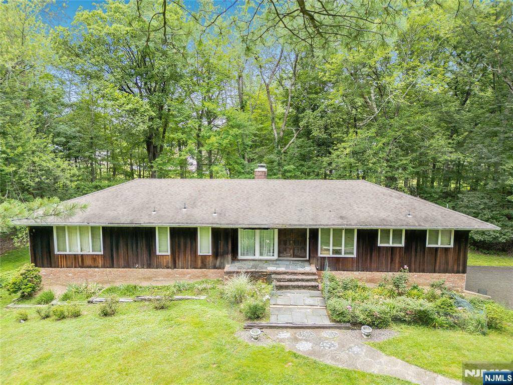25 Stevenson LN, Upper Saddle River, NJ 07458