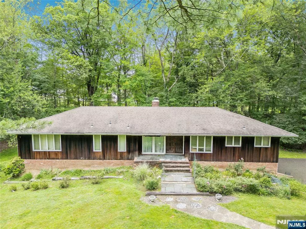 Upper Saddle River, NJ 07458,25 Stevenson LN
