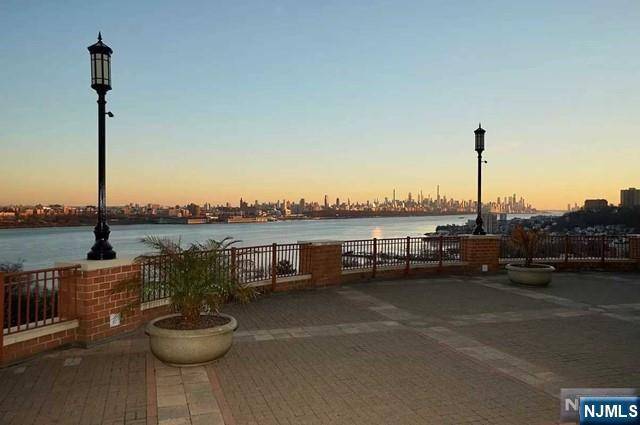 Fort Lee, NJ 07024,100 Old Palisade RD #2011