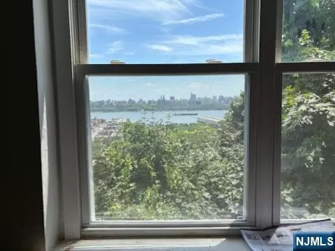 Cliffside Park, NJ 07010,2 Bender PL #4