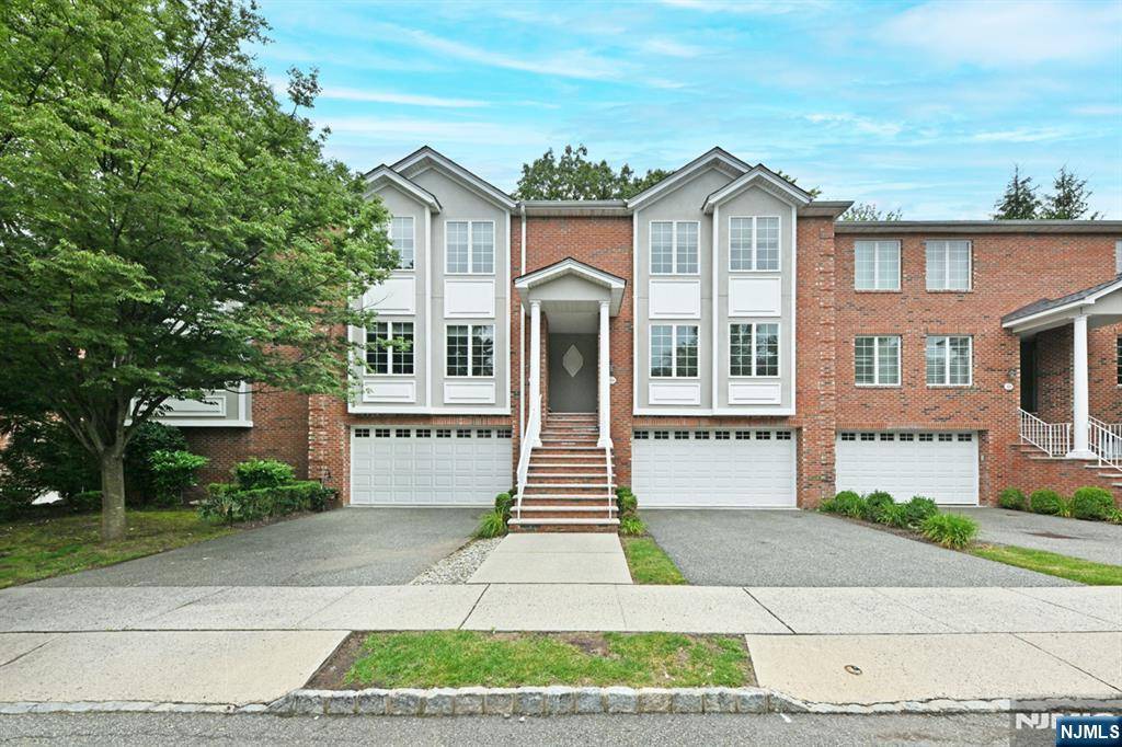 20 Skymark CT, Upper Saddle River, NJ 07458
