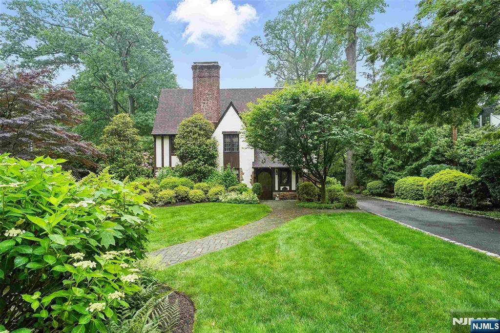15 Wayside PL, Montclair, NJ 07042