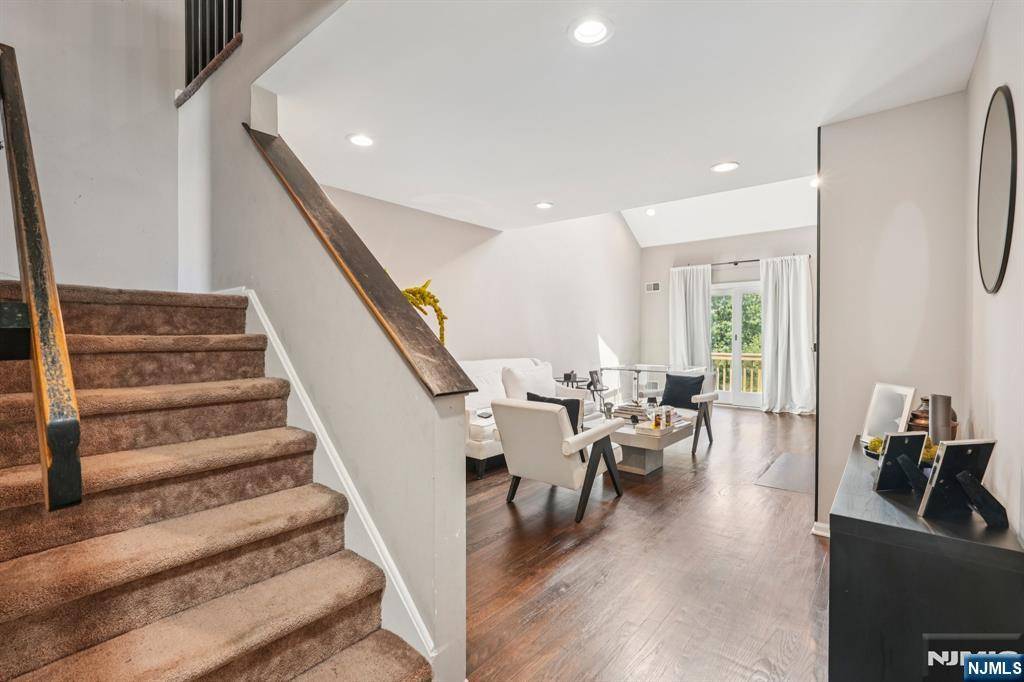 West Orange, NJ 07052,82 Davey DR #106