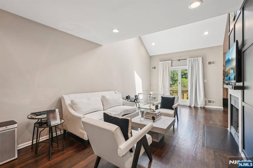 West Orange, NJ 07052,82 Davey DR #106