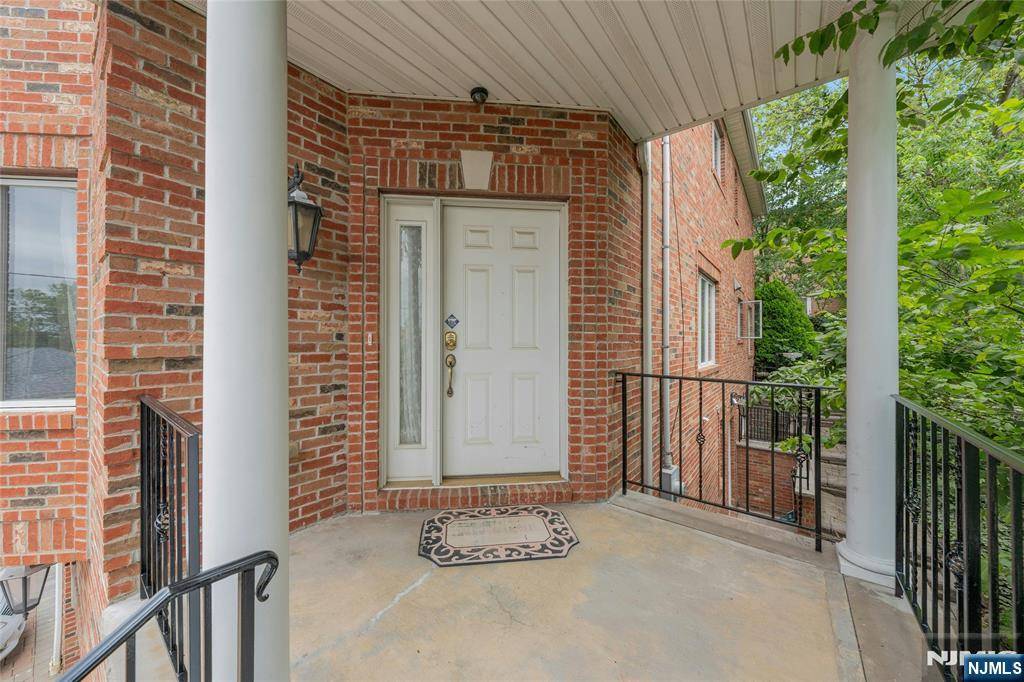 Palisades Park, NJ 07650,434 B 7th ST #2