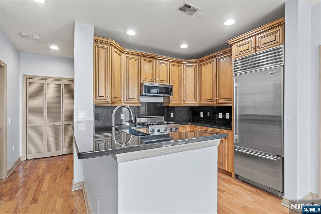 North Bergen, NJ 07047,7400 River RD #204
