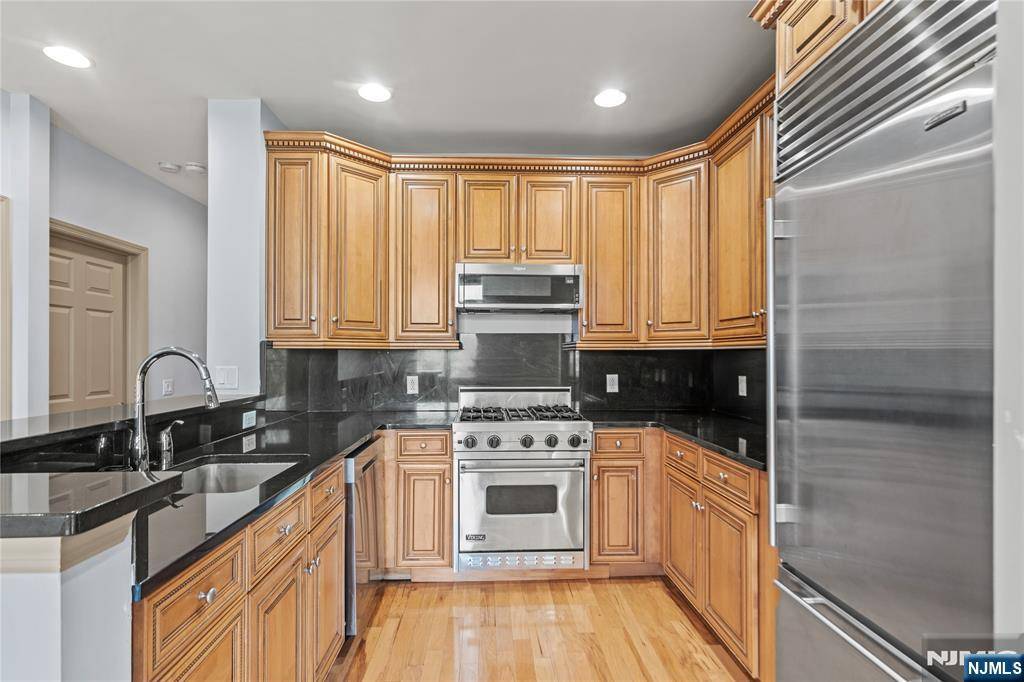 North Bergen, NJ 07047,7400 River RD #204