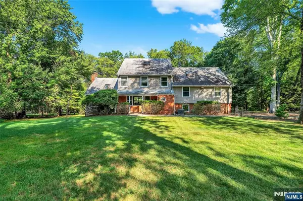 11 Margaret CT, Demarest, NJ 07627