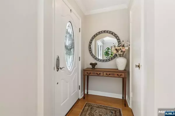 Leonia, NJ 07605,323 E Oakdene AVE