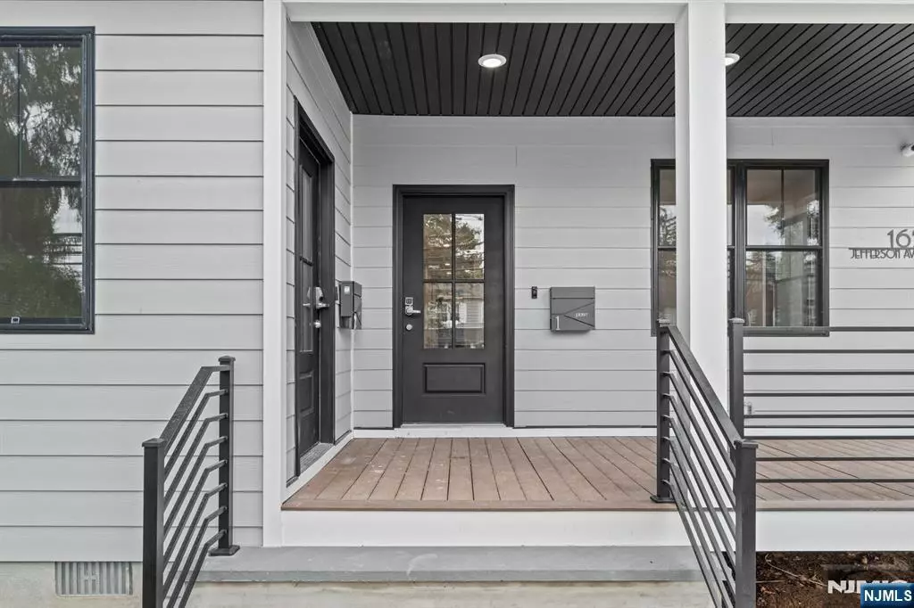 Cresskill, NJ 07626,165 Jefferson AVE #2