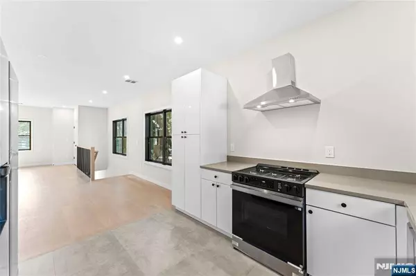 Cresskill, NJ 07626,165 Jefferson AVE #2