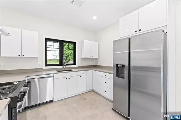 Cresskill, NJ 07626,165 Jefferson AVE #2