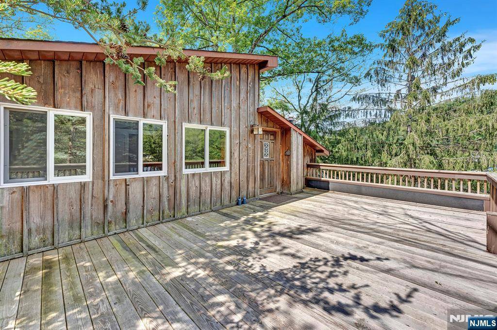 91 Wood PL, Bloomingdale, NJ 07403