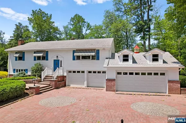 33 Tanglewood Hollow RD, Upper Saddle River, NJ 07458