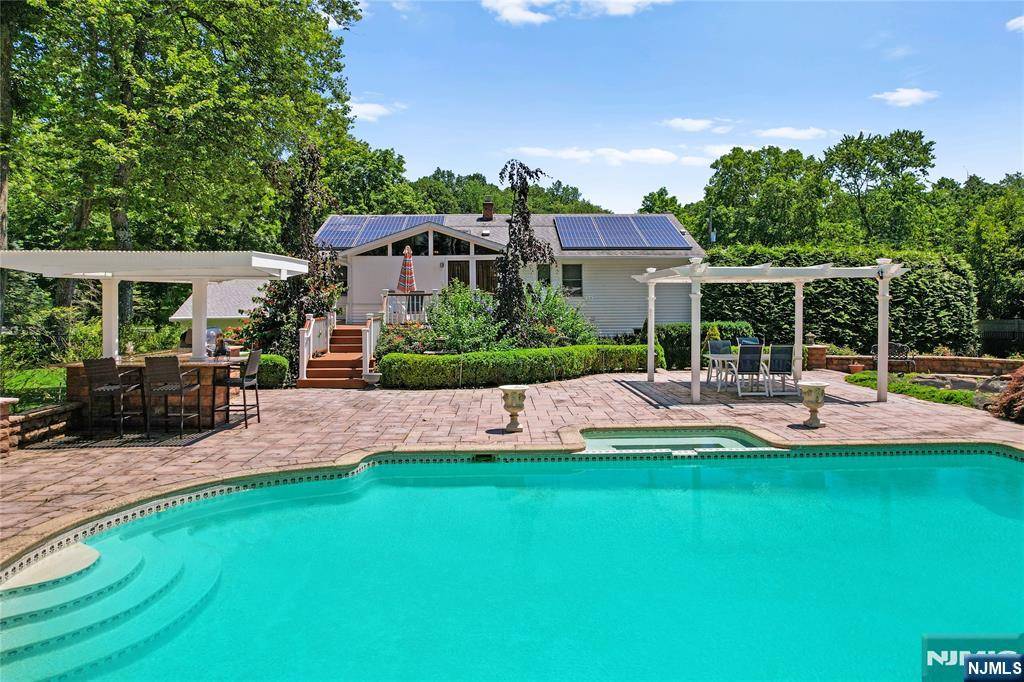 Upper Saddle River, NJ 07458,33 Tanglewood Hollow RD
