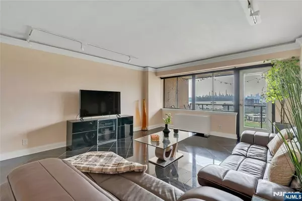 Edgewater, NJ 07020,1203 River RD #19K