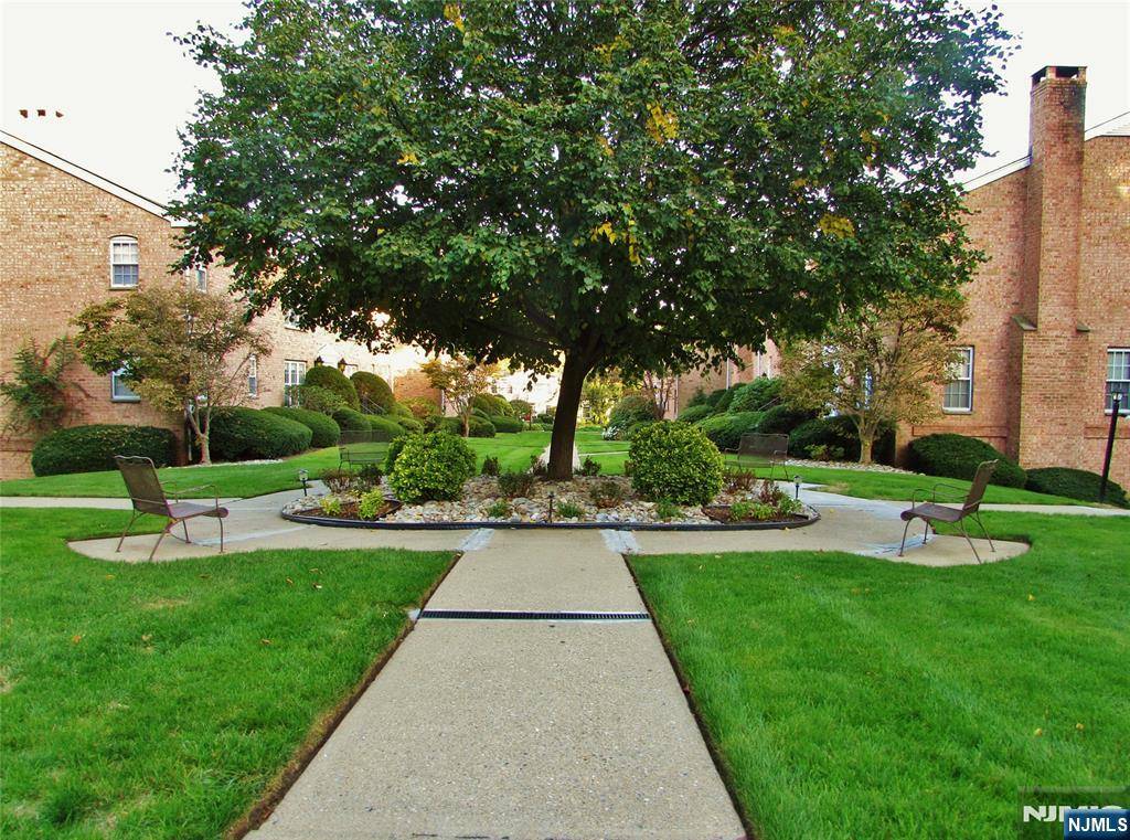 Ridgewood, NJ 07450,522 Maple AVE #A8