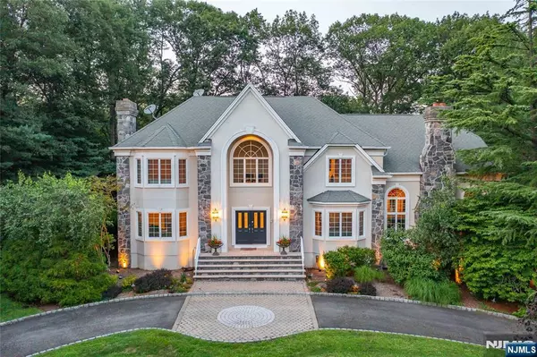 85 Locust LN, Upper Saddle River, NJ 07458