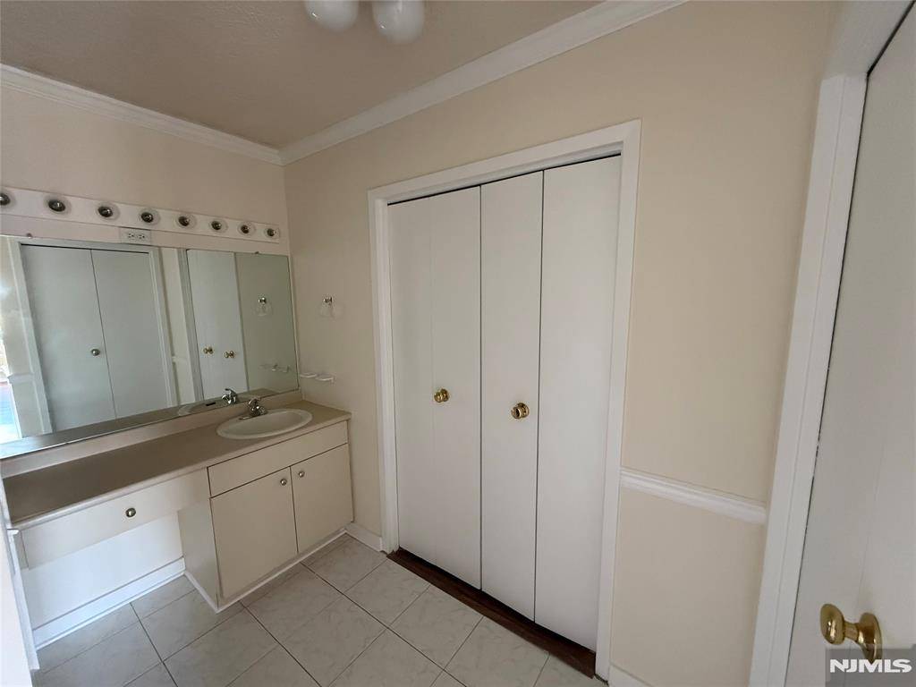 Fort Lee, NJ 07024,1590 Anderson AVE #17B