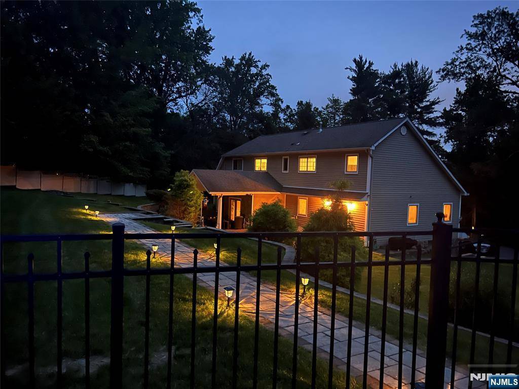 42 Cottontail TRL, Upper Saddle River, NJ 07458