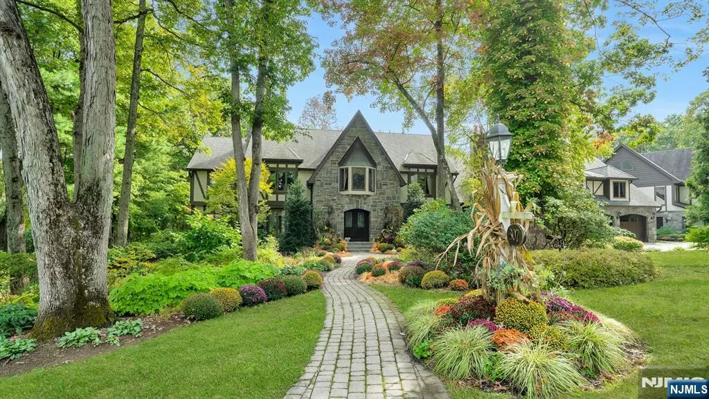 307 Freemans LN, Franklin Lakes, NJ 07417