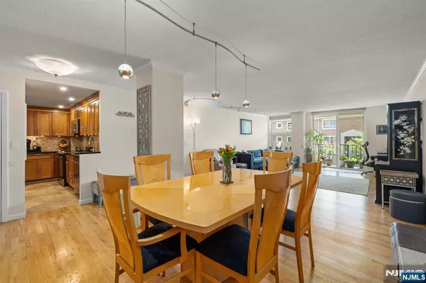 Edgewater, NJ 07020,200 Grand Cove WAY #2M