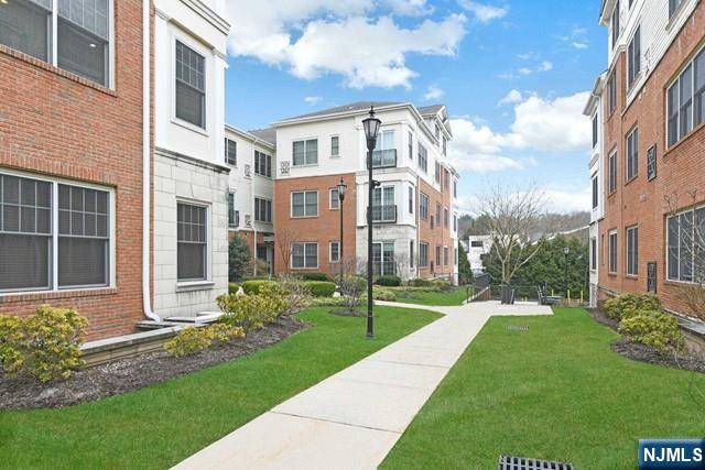 Tenafly, NJ 07670,2310 The PLZ