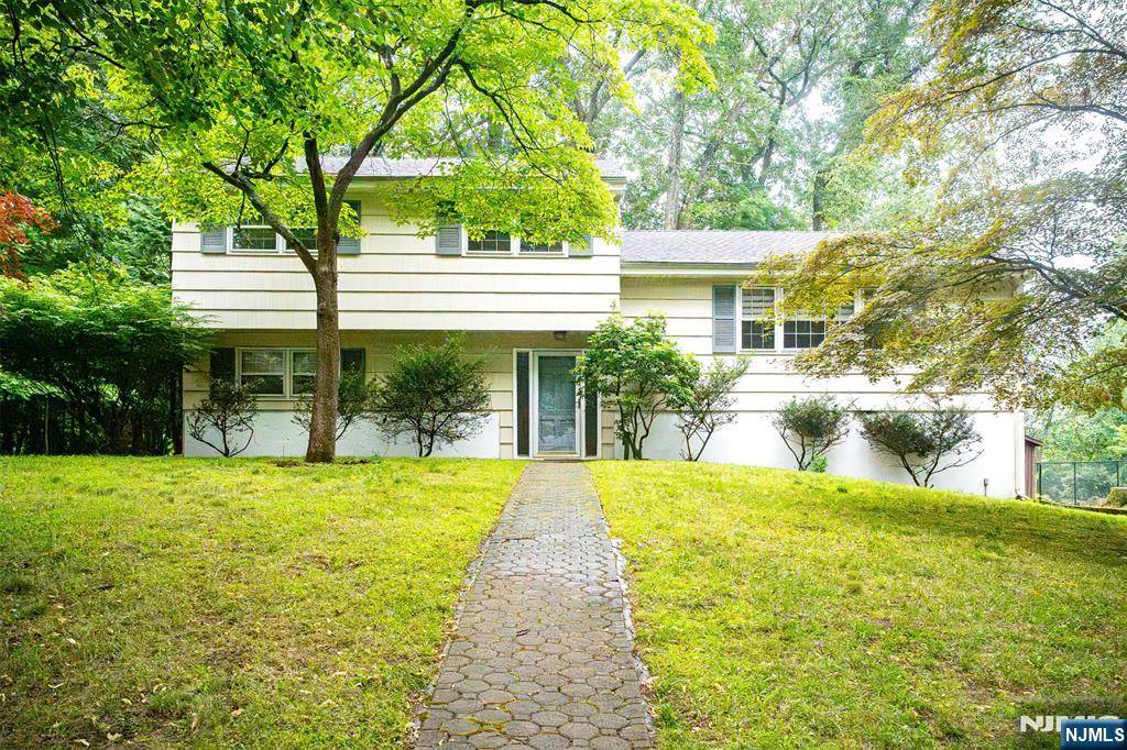 19 Dearborn DR, Old Tappan, NJ 07675
