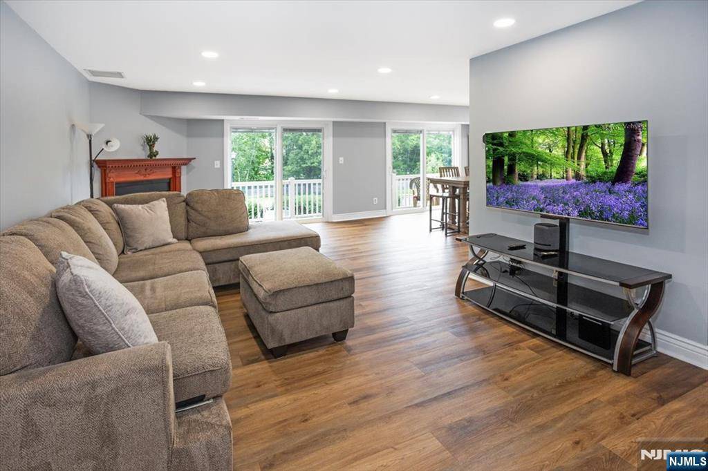 56 Woods Edge DR, Roxbury Township, NJ 07876
