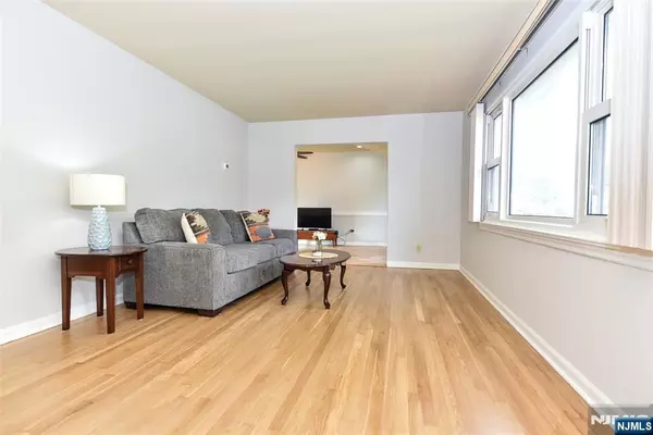 Waldwick, NJ 07463,36 Lockwood DR