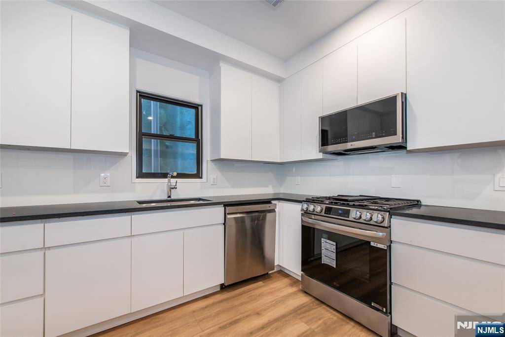 Harrison, NJ 07029,206 Harrison AVE #1
