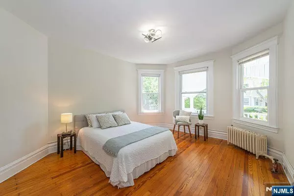 Glen Ridge, NJ 07028,207 Hillside AVE #2