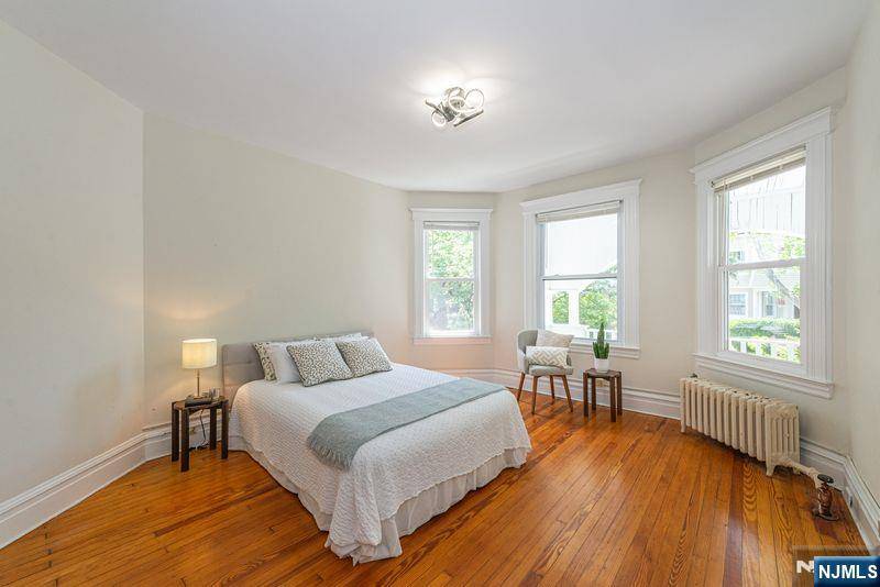 Glen Ridge, NJ 07028,207 Hillside AVE #2
