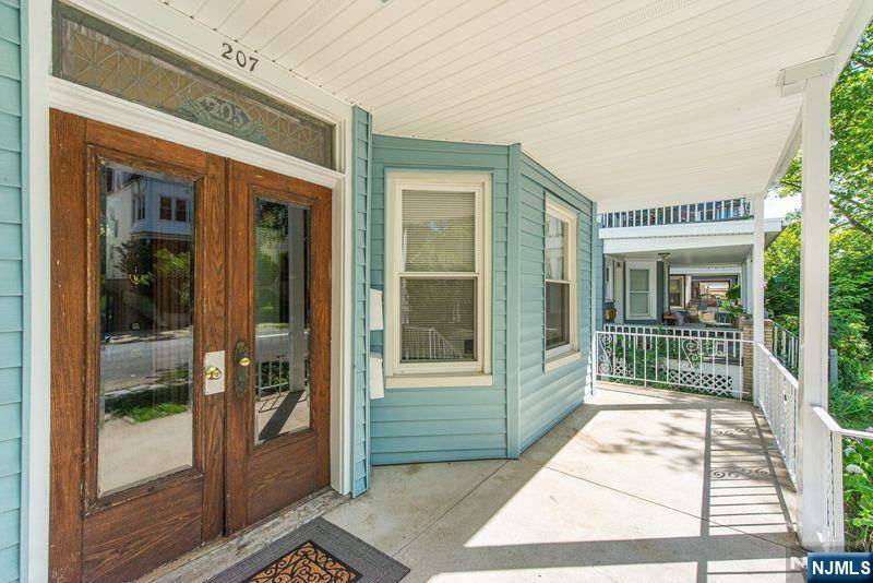 Glen Ridge, NJ 07028,207 Hillside AVE #2