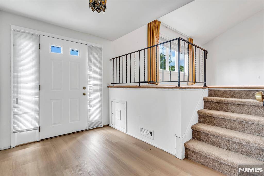 Totowa, NJ 07512,183 Winifred DR