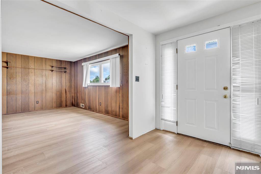 Totowa, NJ 07512,183 Winifred DR