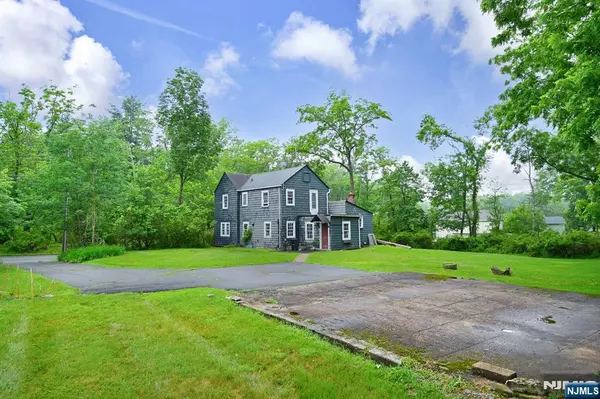 54 W Hobart Gap RD,  Livingston,  NJ 07039