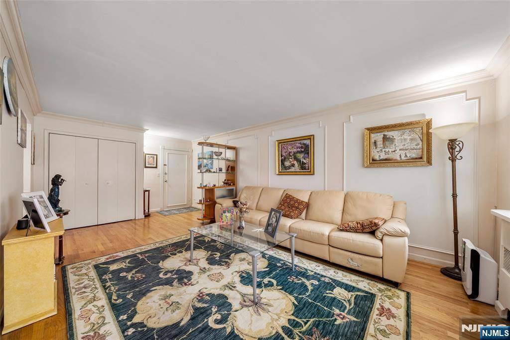 Cliffside Park, NJ 07010,201 Oakdene PL #C00E2