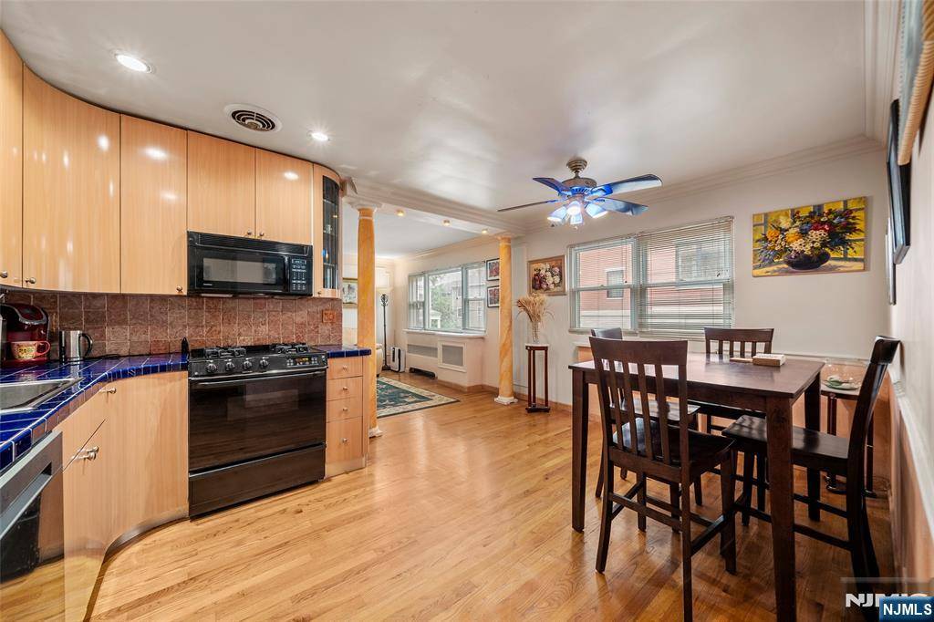 Cliffside Park, NJ 07010,201 Oakdene PL #C00E2