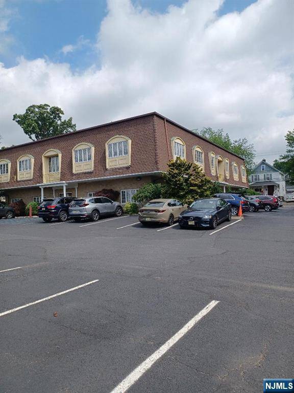 Waldwick, NJ 07463,71 Franklin TPKE #3
