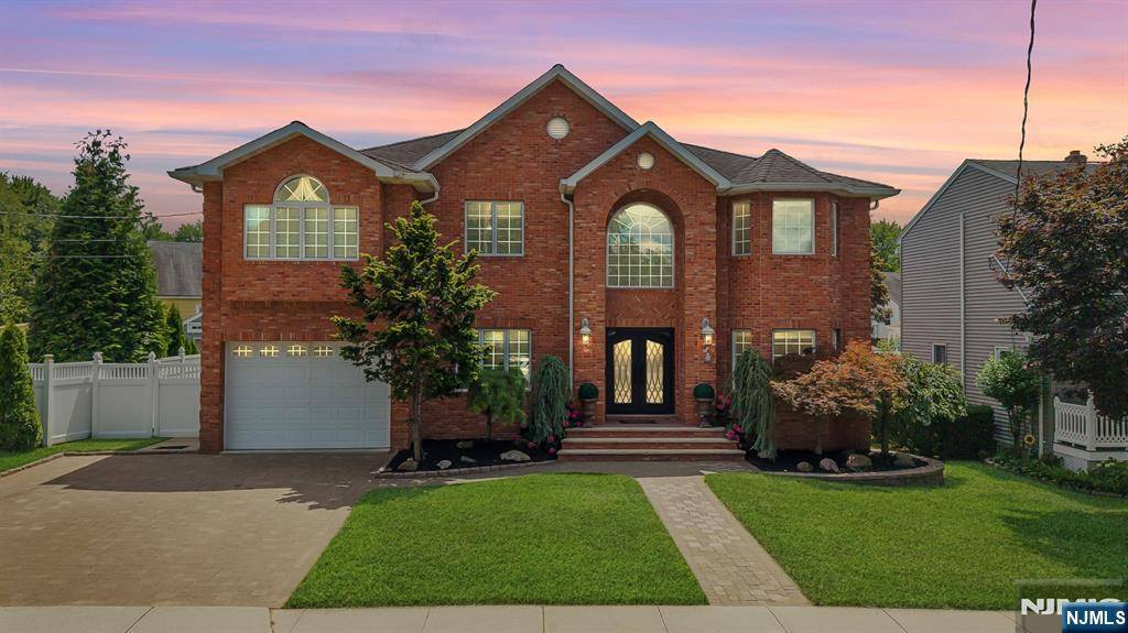 24 Macarthur DR, Saddle Brook, NJ 07663
