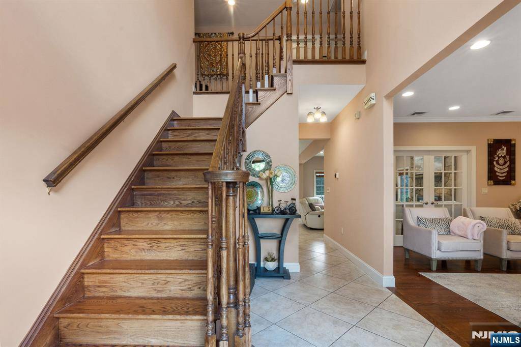 Saddle Brook, NJ 07663,24 Macarthur DR