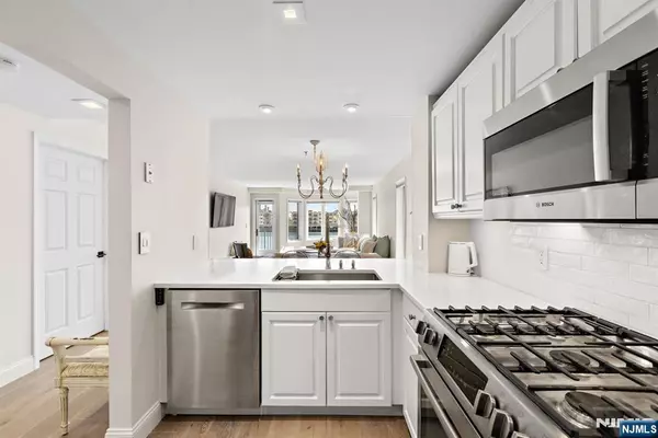 Edgewater, NJ 07020,308 Smith CT
