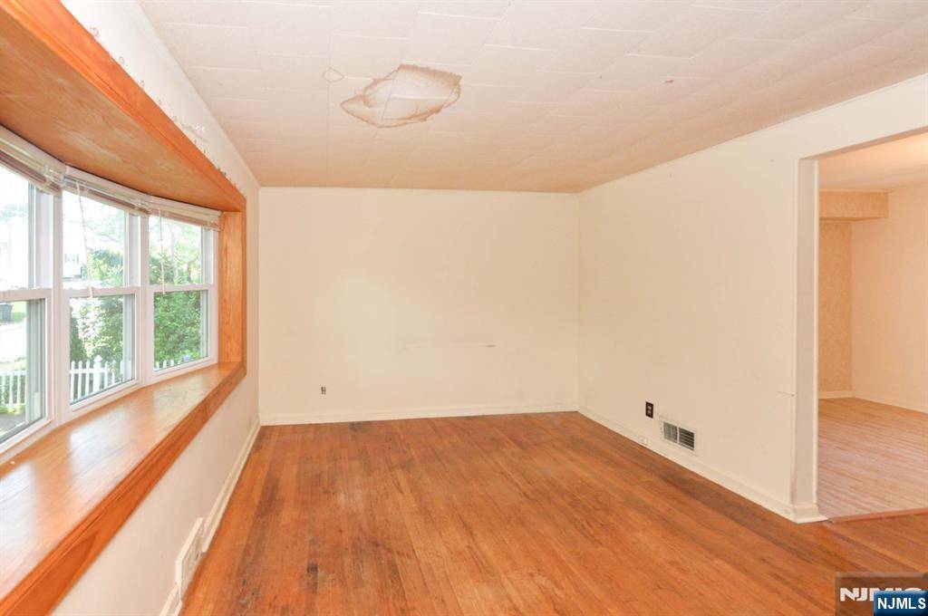 Bergenfield, NJ 07621,9 Cole ST