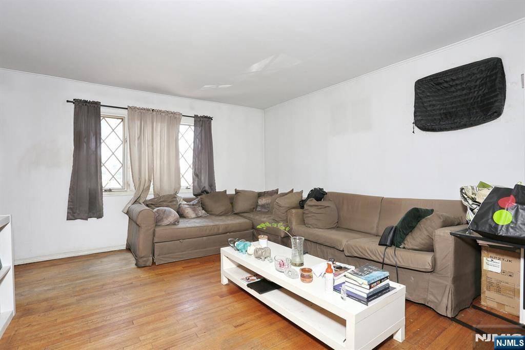 Hasbrouck Heights, NJ 07604,7 Macarthur AVE