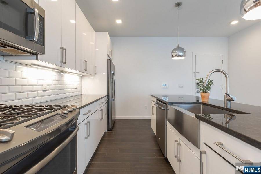 Fort Lee, NJ 07024,159 Cedar ST #401
