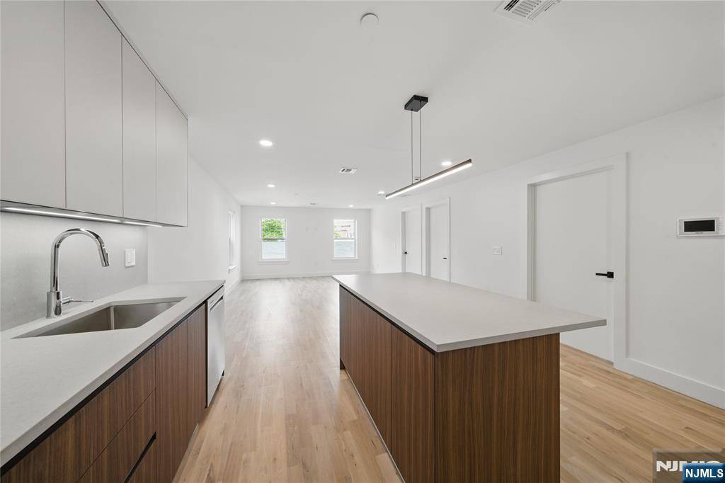 Tenafly, NJ 07670,11 W Railroad AVE #2
