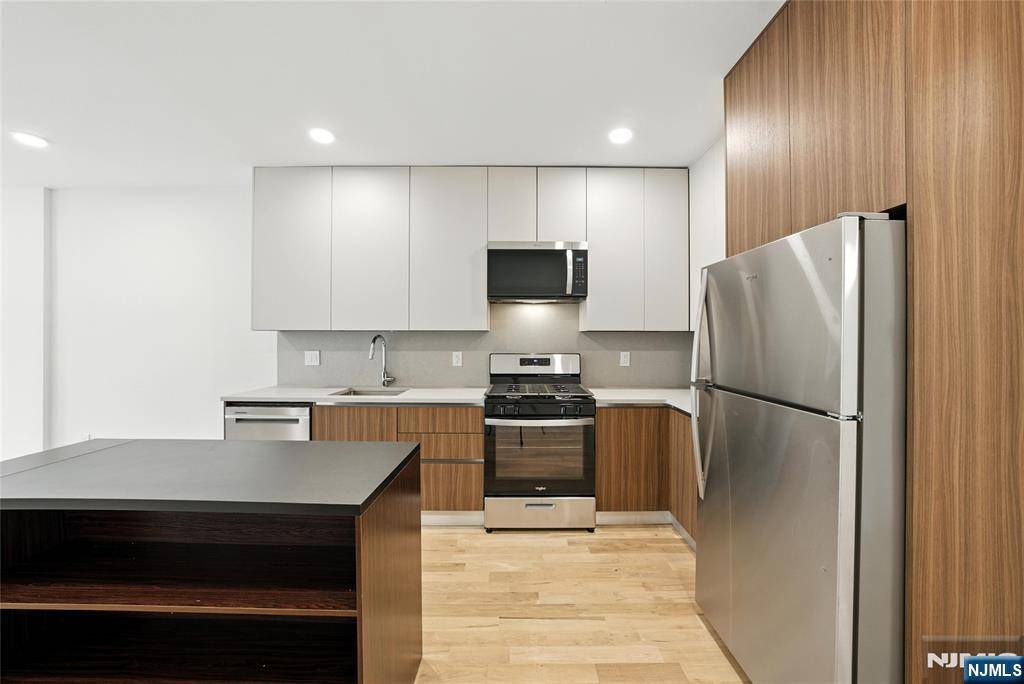 Tenafly, NJ 07670,6 W Railroad AVE #2